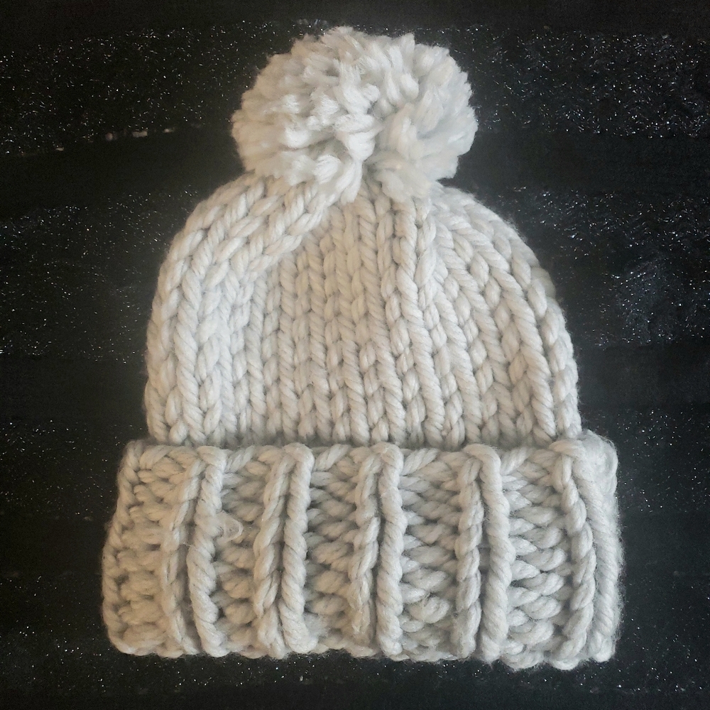 Cable-Knit hat with a faux Pompom